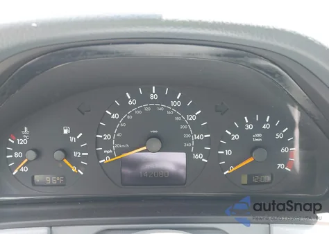 2000 Mercedes-Benz E 320 4M z USA, uszkodzony, nr VIN WDBJH82J1YX037111